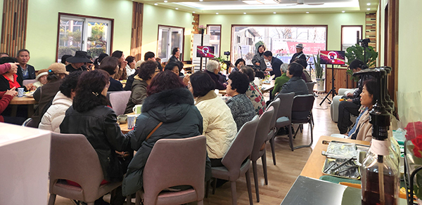 매화교회가 시골 마을을 주민들을 위해 만든 매화 카페에서 ‘가을밤 매화카페 음악회’를 펼치고 있다.