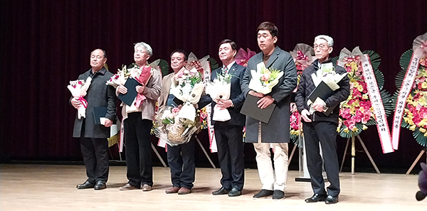 후계농업인경영대회에서 우수상을 수상한 차재만.김형구, 대상의 유재문, 박장호 연합회장, 장려상의 정태준.김응만 회원. 좌측부터