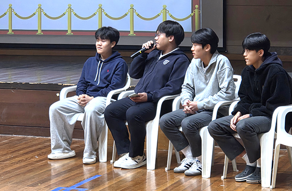 영상제를 준비한 학생들이 작품 설명을 하고 있다.