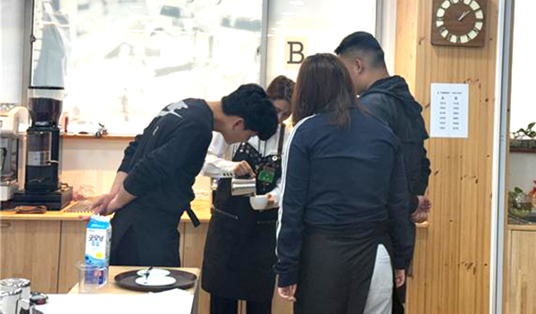 학교 밖 청소년들이 바리스타 기초 과정을 습득하고 있다. /제공 보은군