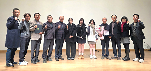 장학금과 상장을 받은 보은군범죄예방위원회관계자들이 이를 기념하고 있다.