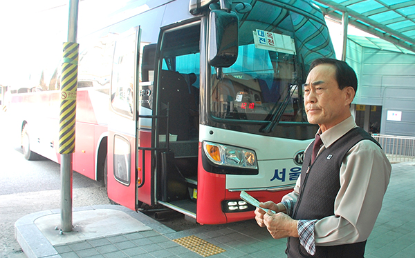 속리산을 출발해 대전으로 가기 위해 지난 24일 낮 12시 10분 속리산을 출발한 서울고속 김인식 기사가  이날 낮 12시 40분 보은시외버스터미널에서 손님을 기다리고 있다.