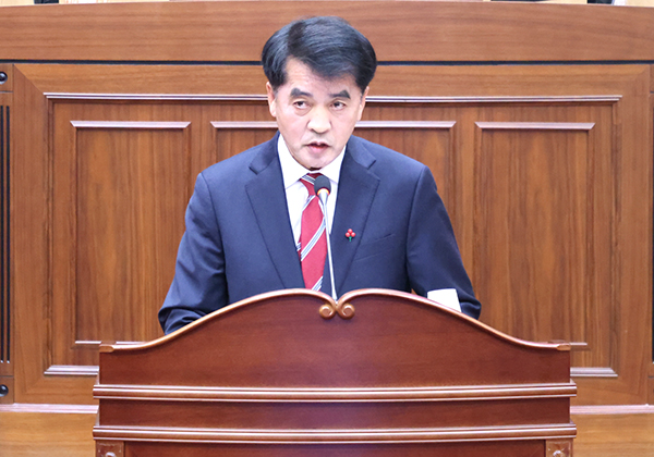 최재형 군수가 24일 보은군의회 본회의장에서 보은군의원 및 관계 공무원들이 지켜보는 가운데 내년 예산편성에 즈음한 시정연설을 하고 있다.