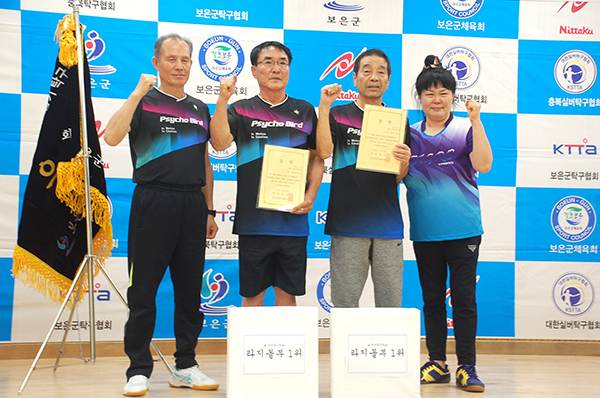 라지볼부 1위를 차지한 연송클럽 A팀이 상장을 들고 “파이팅”을 외치고 있다. 