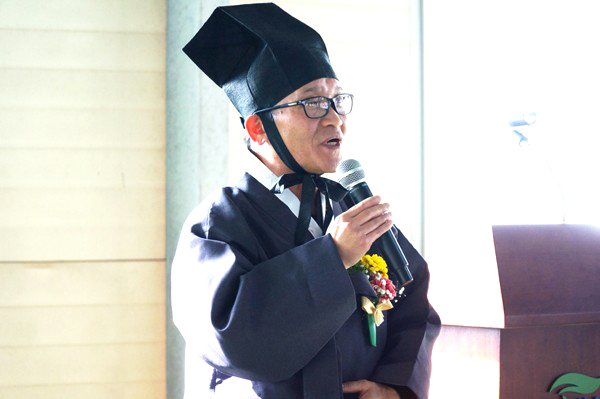 정영원 회인향교 전교가 기로연을 베풀며 어르신들의 만수무강을 기원하고 있다.