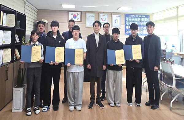 보은중 36회 동창회에서 후배인 재학생들에게 장학금을 전달하고 있다.