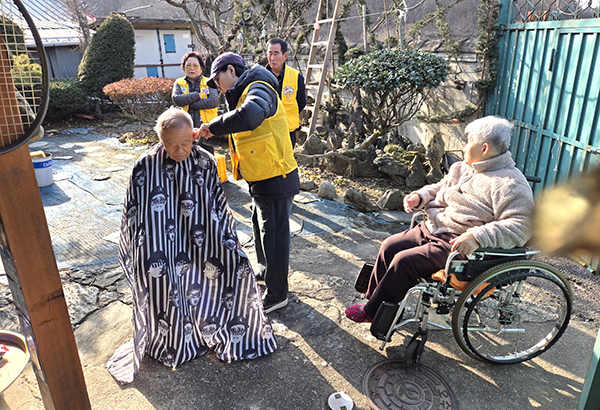 이미한 포인트헤어ㅤㅅㅑㅍ 원장을 비롯한 산외적십자봉사회 회원들이  이미용봉사를 펼치고 있다.