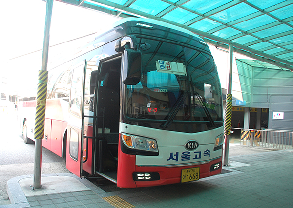 속리산 시외버스터미널에 대기 중인 서울고속.