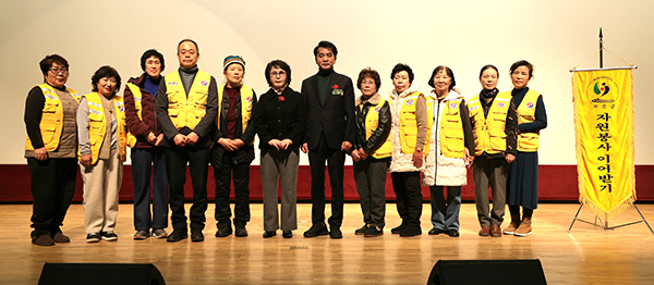 보은군자원봉사센터가 보은문화예술회관에서 자원봉사자들이 모인 가운에 올 한 해 동안의 봉사활동 성과를 돌아보고 나눔 문화 확산을 함께 다짐하는 시간을 가졌다. 보은군은 내년에도 나눔·연대 중심의 자원봉사 문화를 확산시키는 등 지속 가능한 운영 체계를 마련해 나갈 계획인 가운데 대표들이 자원봉사 기를 이어받고 기념 촬영을 하고 있다. /제공 보은군