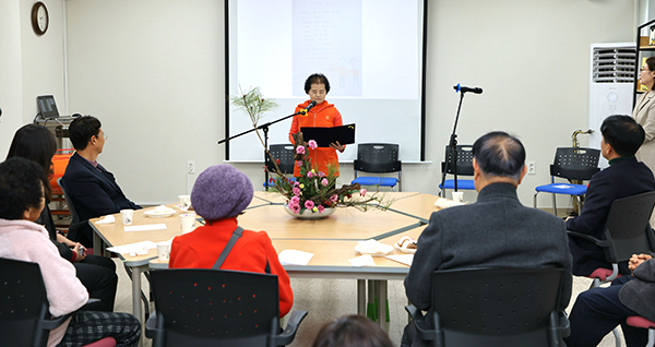 보은군 흙사랑 회원들이 2025년 시화 전시회 및 발표회를 갖고 있다. 사진은 시낭송 모습. /제공 보은군