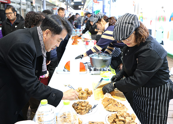 보은군이 전통시장에서 장을 보게 한 후 이 재료를 토대로 요리 경연 대회를 열어 호응을 이끌었다. 아울러 평일은 물론 장날에도 어색.민망할 정도로 한가해 장을 보는 이들뿐 아니라 전통시장을 관심 있게 지켜보는 주민들조차 안타까운 마음인 들곤 하는 가운데 이번 한 상 축제가 침체된 보은 전통시장에 활력을 불어넣을 새 전기가 마련되지 않을까 기대를 갖게하는 행사로 평가된다. 사진은 요리 경연 후 마무리 시식 장면. /제공 보은군