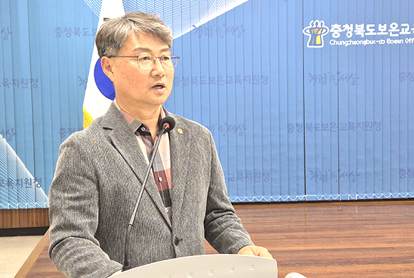 전병일 보은교육장이 민원행정서비스의 소중함을 역설하고 있다.