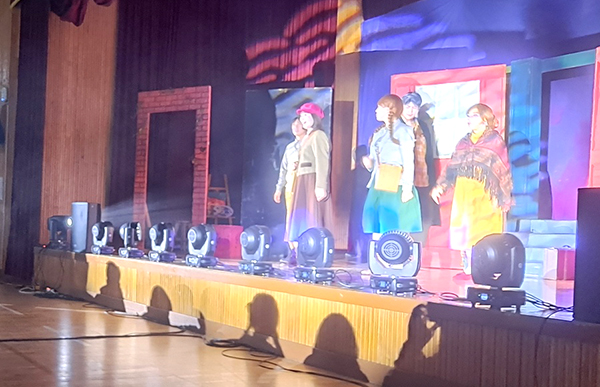 뮤지컬 극단 하이(HI)가 삼산초를 찾아 유명 뮤지컬 ‘베어만’ 공연을 선사하고 있다.