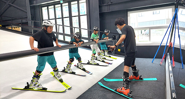 회남초 학생들이 지난 여름  K-water와 함께 스키 강습으로 몸건강프로젝트를 펼치고 있다.