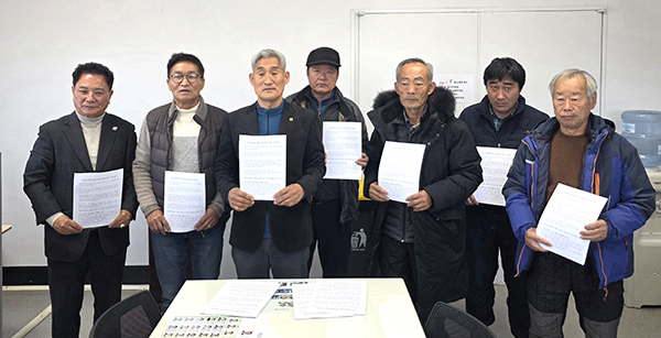 보은군사회단체장들이 기자회견을 통해 보은 소싸움대회의 필요성을 주장하고 있다.