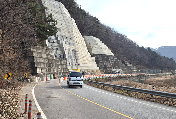 봉계삼거리-이원리간 도로 복구 공사로 인해 1톤 화물차가 공사 현장 길을 지나고 있다.