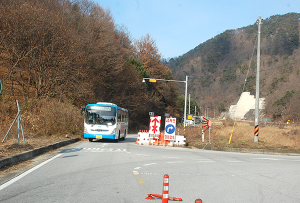 봉계삼거리-이원리간 도로 복구 공사로  인해  보은으로 향하는 시내버스가 좁은 마을길로 우회하고 있다. 