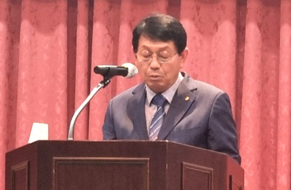 보은옥천영동축협 구희선 조합장이 임시총회에서 대의원들에게 인사하고 있다.