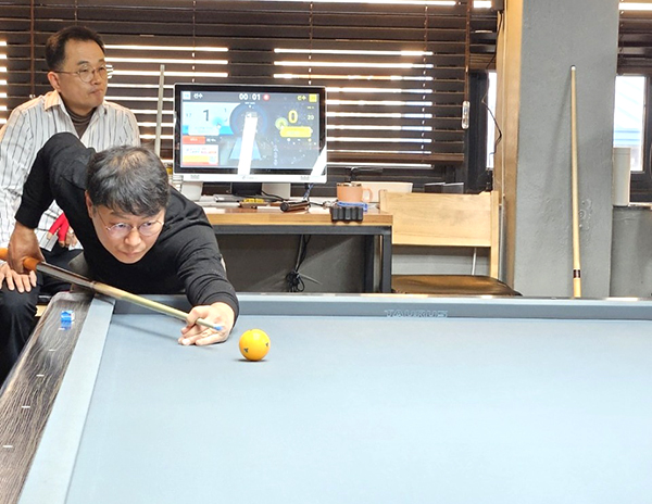 플러스투캐롭배 스카치 대회에 출전한 선수가 각도를 정교하게 계산하고 있다. 