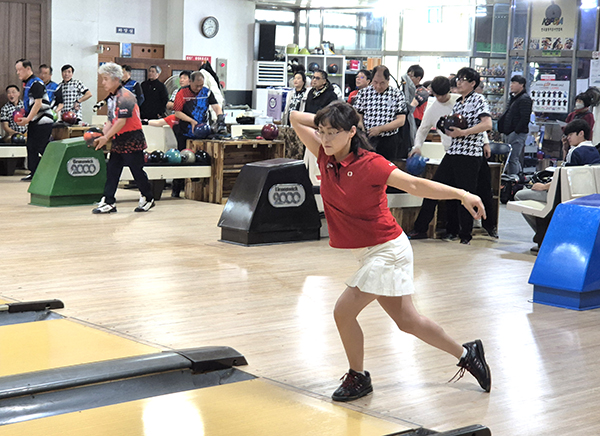보은군 볼링대회에 출전한 선수가 볼링공을 힘차게 던지고 있다.