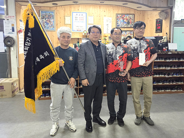 양성훈 회장이 단체전 우승을 차지한 스파트A팀 선수들에게 시상하고 있다. 