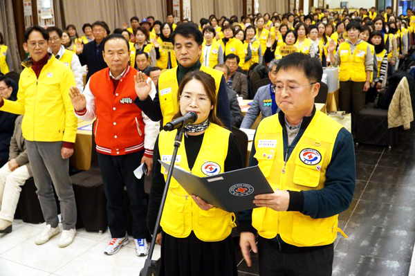 대한적십자사봉사회 보은군협의회 봉사원대회에서 김순용 정원식 봉사원이 봉사원서약을 하고 있다.