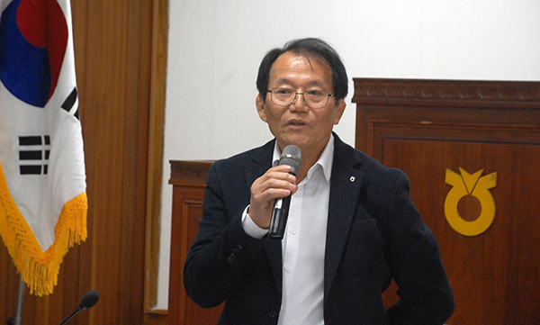 박순태 조합장이 2025 남보은농협 제1차 임시총회에서 모두발언을 하고 있다. 