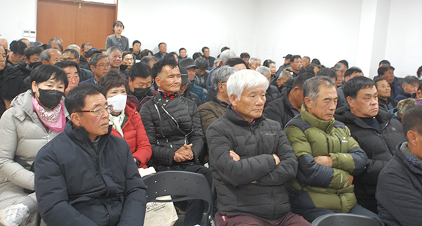 남보은농협 대의원들이 2026년 사업계획 설명에 시선을 집중하고 있다.