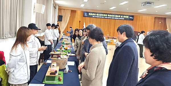 품평회에서 전시물품을 보는 모습. /제공 보은군