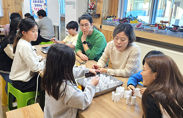 탄부초 교육 3주체인 학생·학부모·교직자들이 한방재료를 활용한 천연 멀티밤을 만들고 있다.