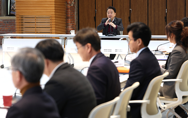 김영환 충북지사 주재로 공공기관 유치 시행전략 연구용역 최종 보고회가 열리고 있다. /제공 충북도