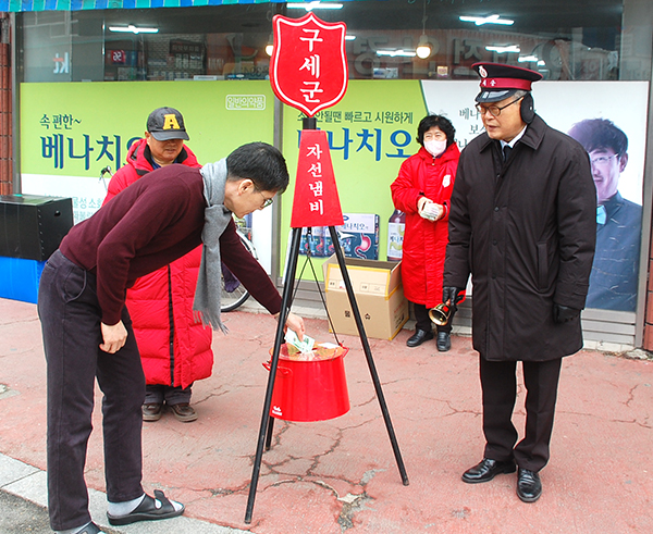 서전안경 이성영 대표가 자선냄비에 성금을 넣고 있다.