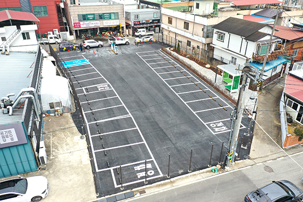 보은읍 교사리에 26면 규모로 조성된 공영주차장. 군은 주차장의 운영방식과 유료 전환 여부 등을 단계적으로 검토할 예정이라고 했다. /제공 보은군