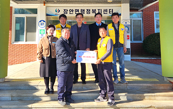 장안면 사회단체가 교통.화재 피해 주민에 위로금을 전달하고 있다. /제공 삼승면