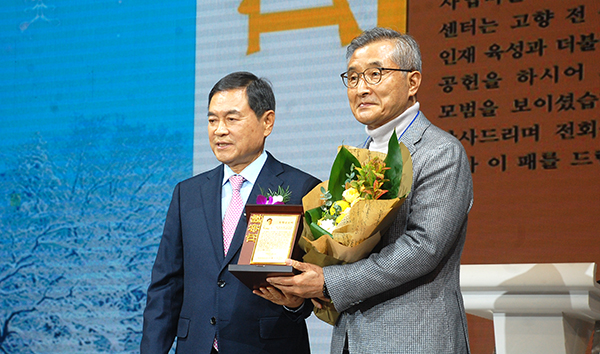 특별공로상을 수상한 김상문 인광그룹회장이 황인학 회장과 이를 기념하고 있다.