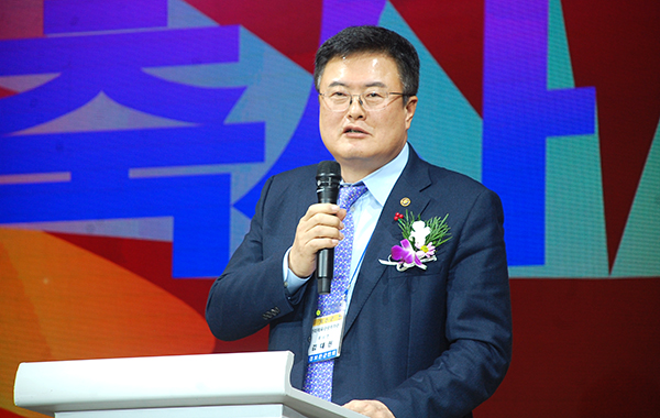 보은이 고향인 김대현 문체부 차관이 “고향발전에 기여하겠다”고 인사하고 있다.