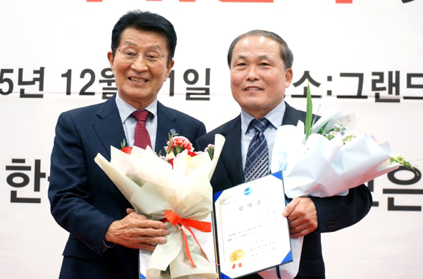 서동현 회장이 김진현 충북도지부 회장으로 부터 임명장을 받고 있다.