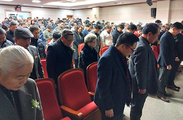 12일 보은문화원 시청각실에서 열린 보은군 재향군인의날 기념식에서 회원들이 작고한 나대찬 전 회장을 기리는 묵념을 하고 있다.