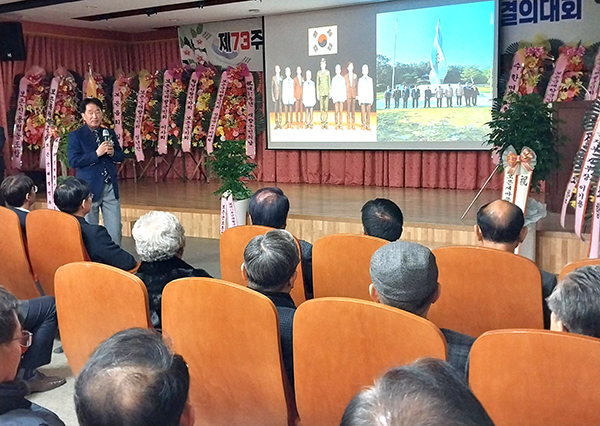 김종희 회장이 작고한 나대찬 전회장에 대해 설명하고 있다.