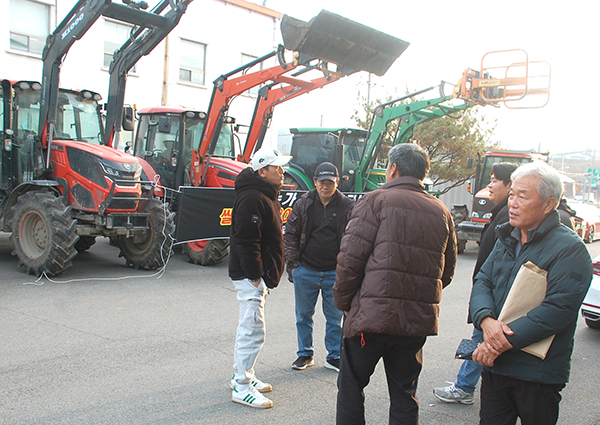 이재익 보은군쌀전업농회장을 비롯한 회원들이 수매가 인상을 주장하며 모여들고 있다.