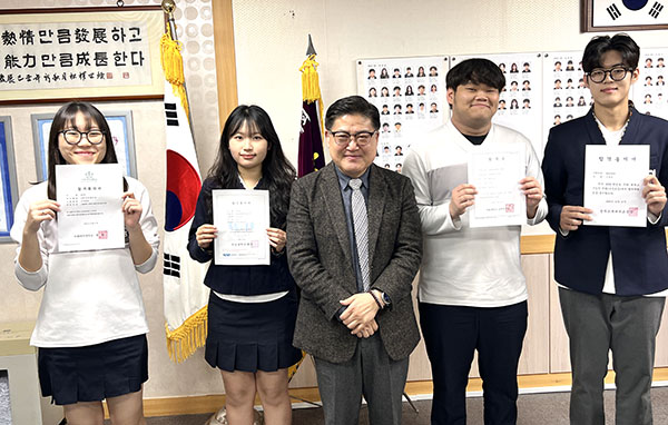 명문대 합격통지서를 받은 보은고 학생들이 기쁨을 감추지 못하고 있다.