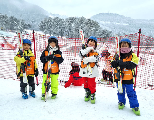 종곡초 학생들이 겨울 스키캠프의 즐거움을 만끽하고 있다.