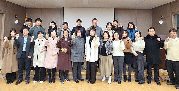 행정실장협의회 및 간사 연수를 마친 이들이 이의 실천 의지를 다지고 있다.