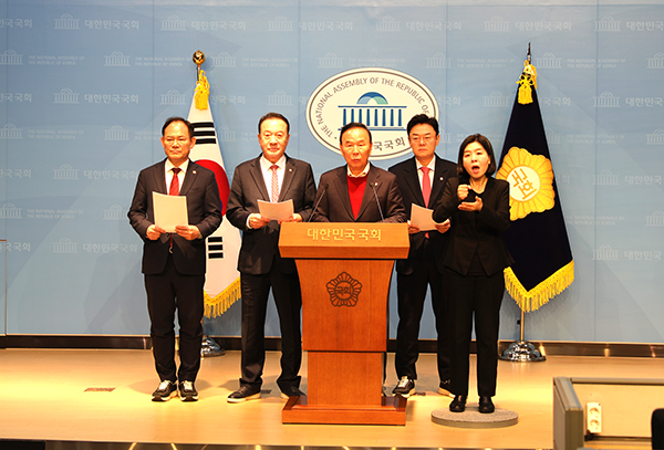 박덕흠 의원이 국회 정론관에서 농어촌 기본소득에 관해 기자회견을 하고 있다. /제공 박덕흠 의원사무실