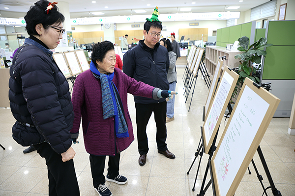 흙사랑 전시회가 열리고 있는 보은군청 민원실. /제공 보은군