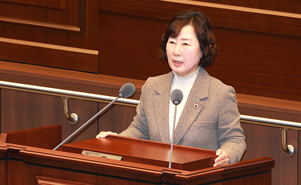 박경숙 의원이 지난 15일 충북도의회 본회의장에서 보은군도 농어촌 기본소득 시범사업에 포함되어야 함을 내용으로 하는 5분 자유발언을 하고 있다. /사진제공 충북도의회