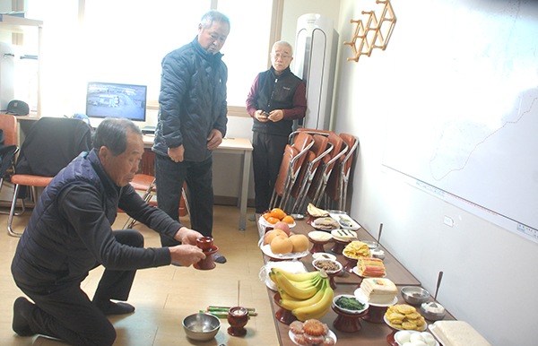 내북면 법주리 주민들이 마을에 전 재산을 기탁한 어르신의 제를 올리고 있다.