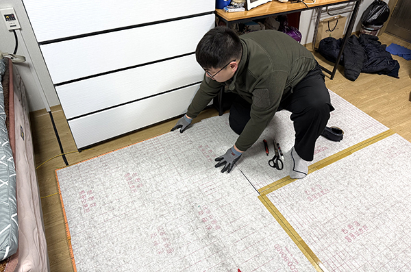 보은군 산업단지에서 전자파 차단 발열체를 생산하는 ㈜오리엔탈드림이 보은군 독거노인 집에서 ‘전자파차단 발열장판’을 기부, 설치하고 있다. /제공 보은군 경제정책실