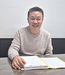 이웃사랑과 지역발전을 지속해 실천하고 있는 윤길중 대표.