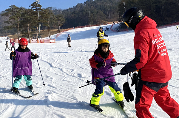 관기초 학생들이 원주시 오크밸리스키장을 찾아 스키를 타며 도전과 협동심을 키우고 있다.